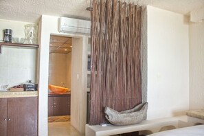 3603: Junior Suite, Multiple Beds, Sea View, Oceanfront | Minibar, décor unique, rideaux d’obscurcissement