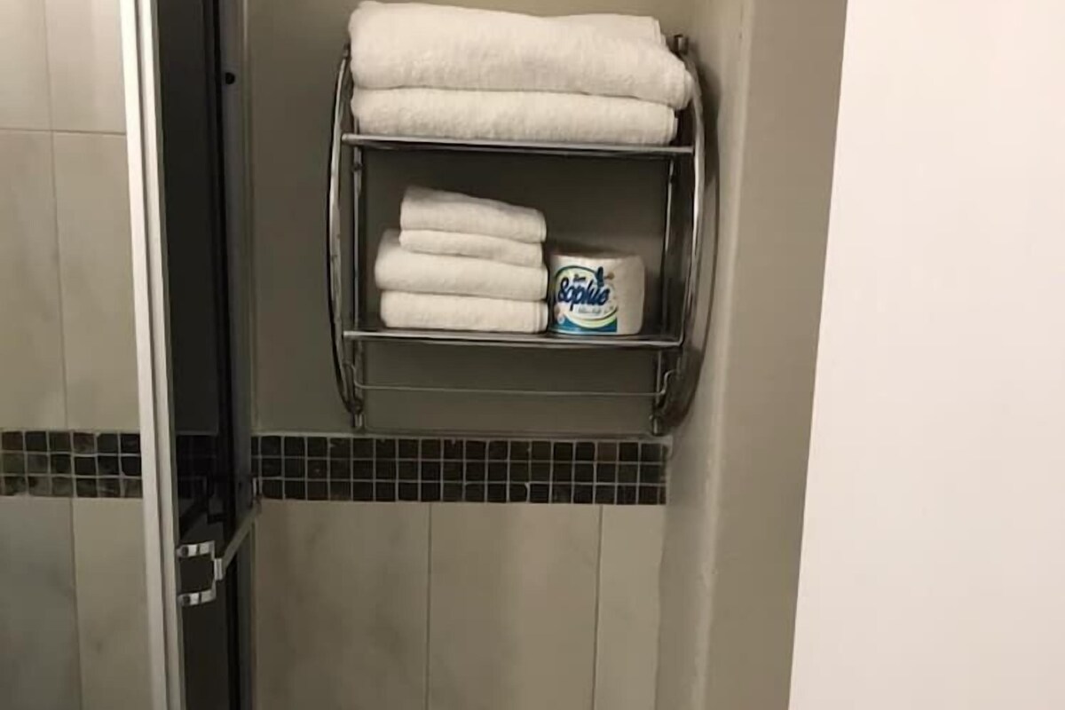 Kylpyhuone | Ilmaiset hygieniatuotteet, hiustenkuivaaja