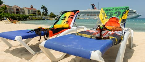 En la playa y playa de arena blanca