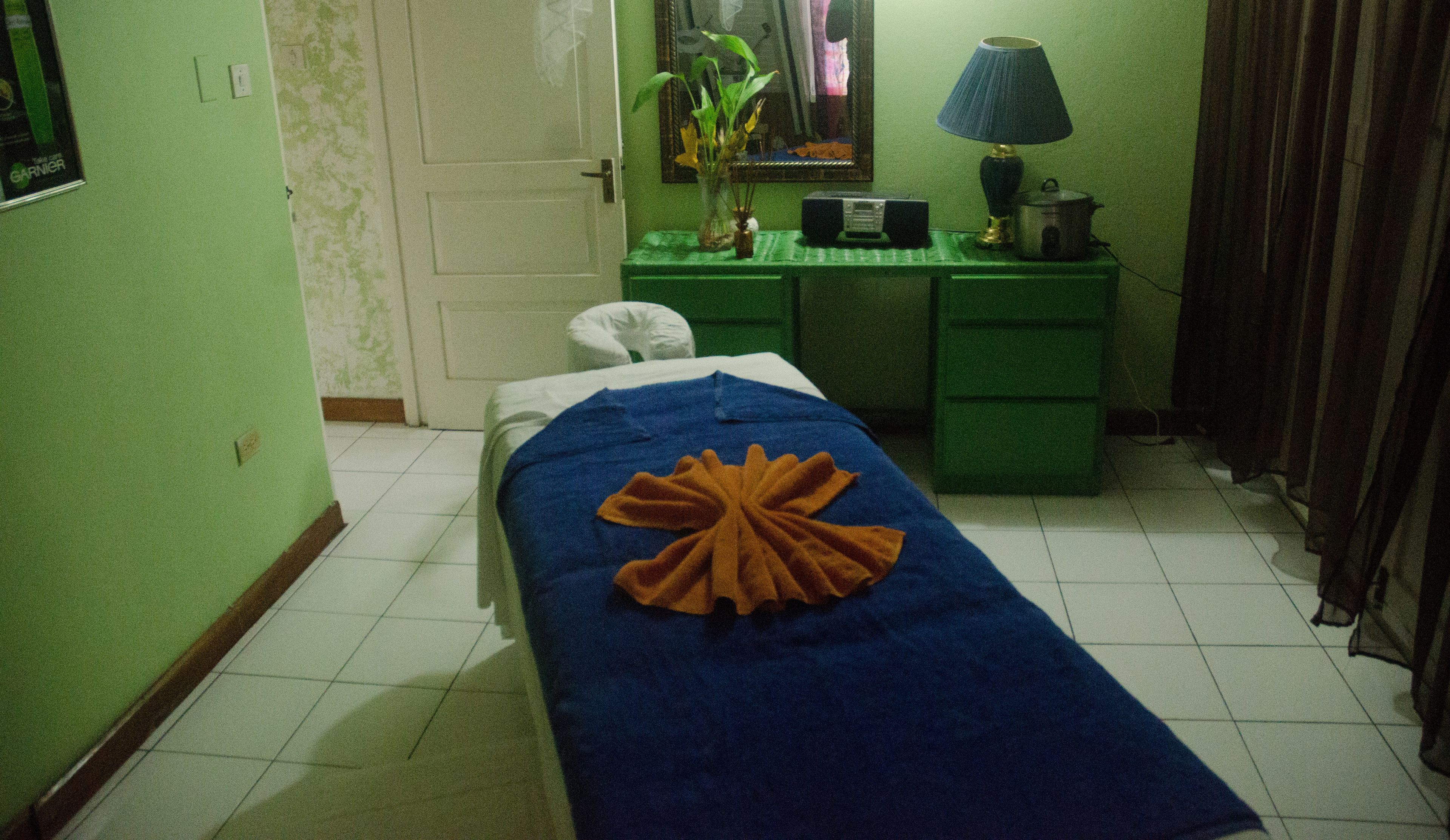 Tratamientos faciales, manicura y pedicura, masajes