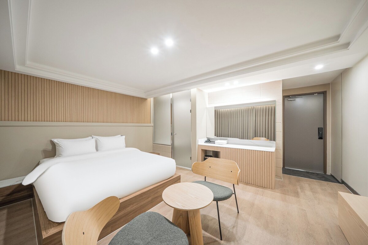 Deluxe Double Room | WiFi (free), bed sheets