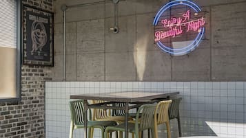 Una pared de ladrillo con un letrero de neón que dice 'Disfruta de una noche hermosa'.