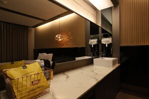 A modern bathroom with a marble countertop, a large mirror, and a hairdryer. - Hotel Yeogiuhtte Daegu Station (Daegu)