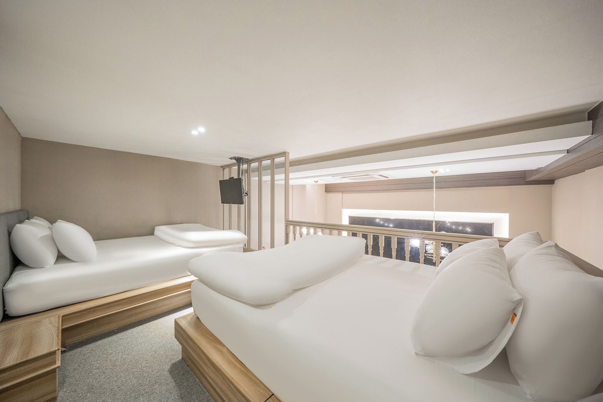 Un dormitorio moderno con una cama grande, un sofá y una televisión.