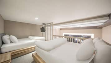 Un dormitorio moderno con una cama grande, un sofá y una televisión.