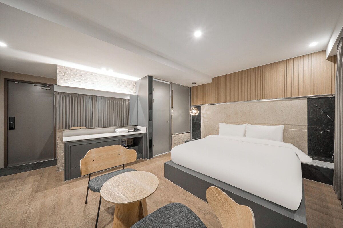 WiFi (free), bed sheets