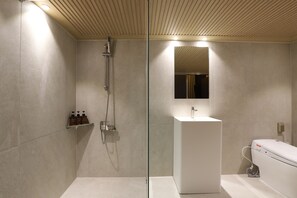 Bruser, gratis toiletartikler, badekåber, hjemmesko