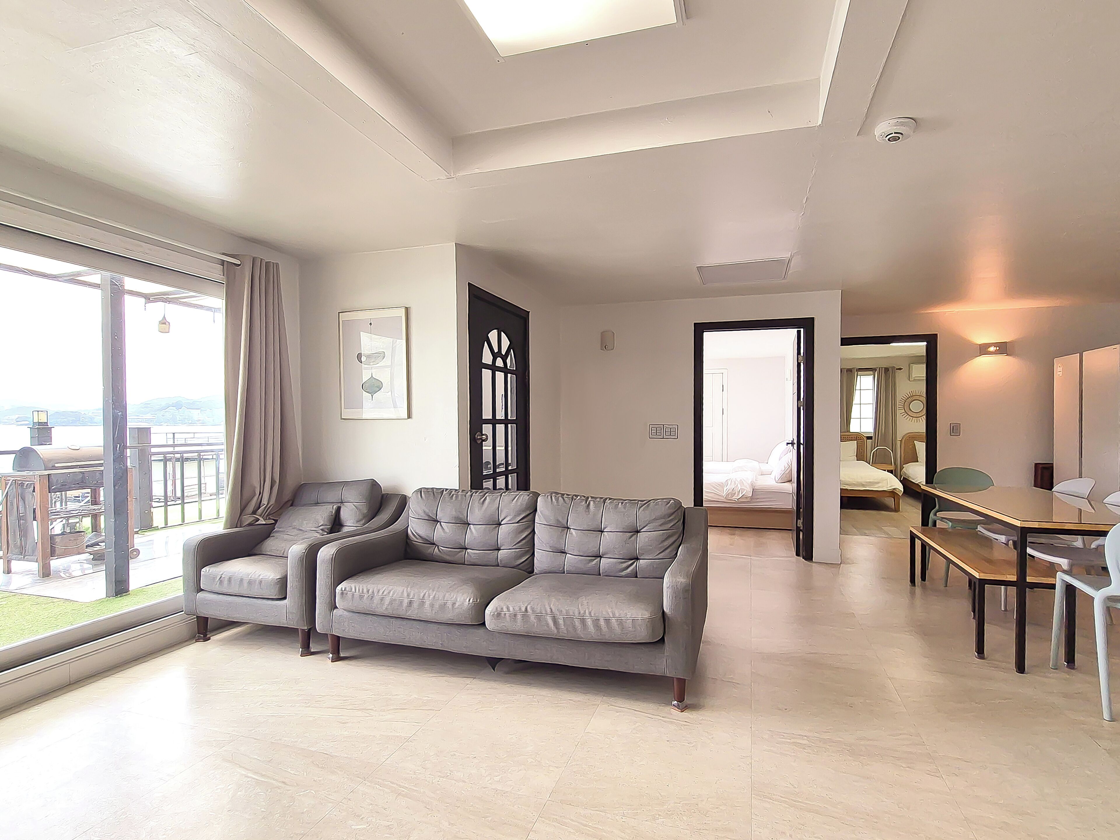 패밀리 스위트, 침실 2개 | 거실 공간 | 디지털 채널 시청이 가능한 43인치 LCD TV, TV