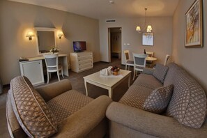 套房, 1 间卧室 (for 4 people) | 客厅 | 平板电视