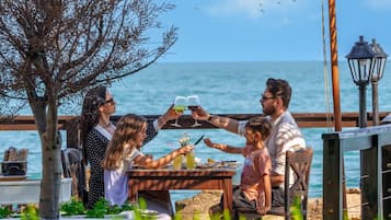 3 restaurants servant le petit déjeuner, spécialités Cuisine locale