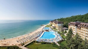 A resort with a large pool, beach, and multiple hotel buildings. - Hotel Riviera Beach AND SPA (Golden Sands)