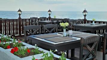 3 restaurants, breakfast, lunch, dinner served; local cuisine