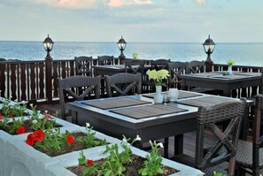 3 restaurants, breakfast, lunch, dinner served; local cuisine 