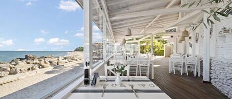 3 restaurantes; se sirven desayunos, almuerzos, cenas y cocina local