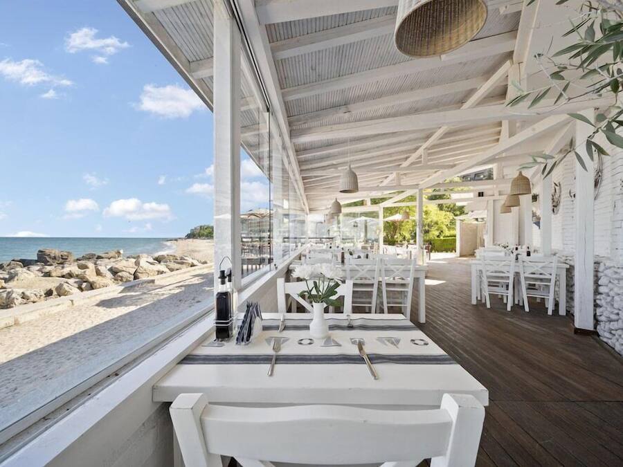 3 restaurants, breakfast, lunch, dinner served; local cuisine