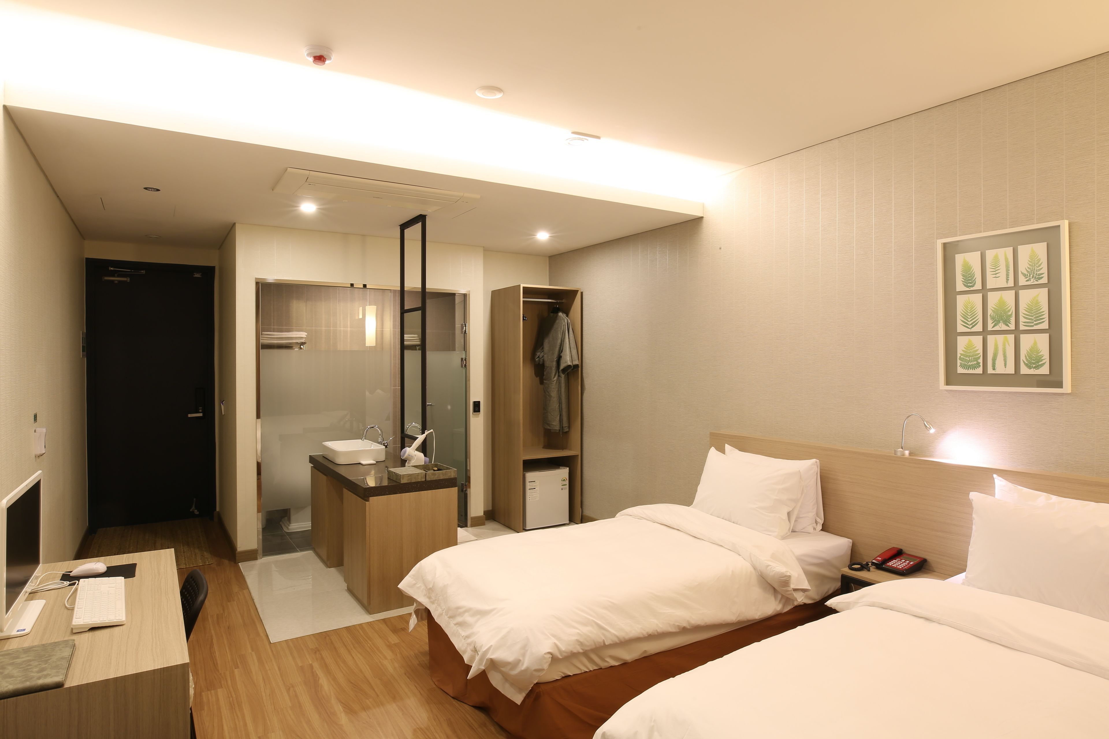 standard twin room | desk, free wifi