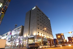 Fachada da propriedade à noite