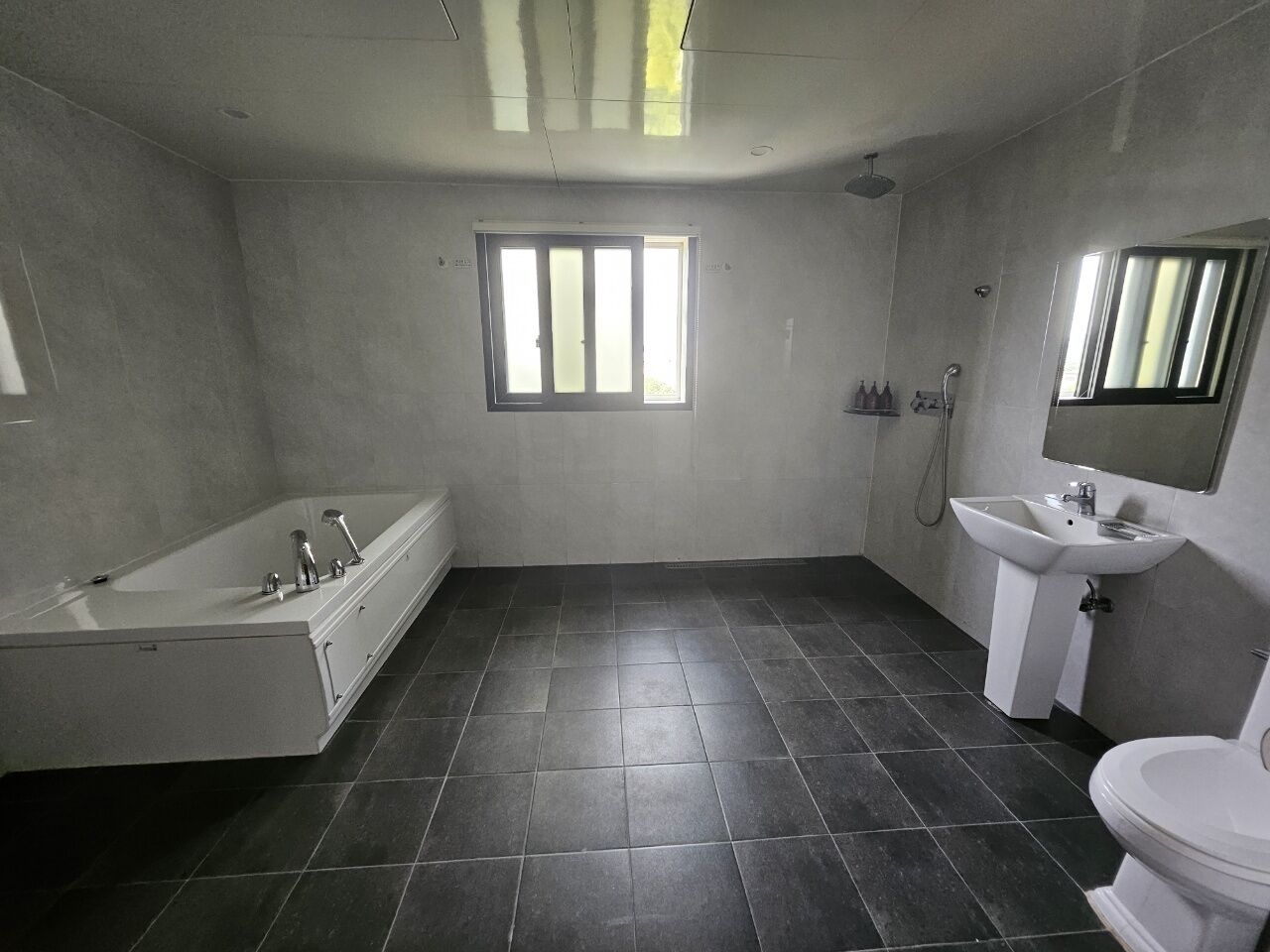 Premium Room | Bathroom | Shower, free toiletries, bathrobes, slippers