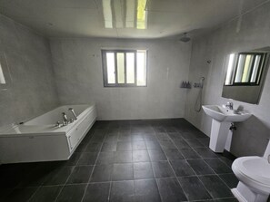 Dusche, kostenlose Toilettenartikel, Bademäntel, Hausschuhe