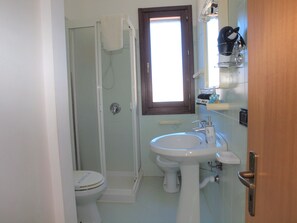 Shower, free toiletries, hair dryer, bidet - Locanda Lighea (San Vito Lo Capo)