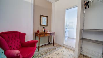 Minibar, escritorio y espacio para trabajar con laptop