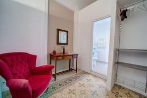 Minibar, desk, laptop workspace, blackout drapes - Liberty Suites (Palermo)