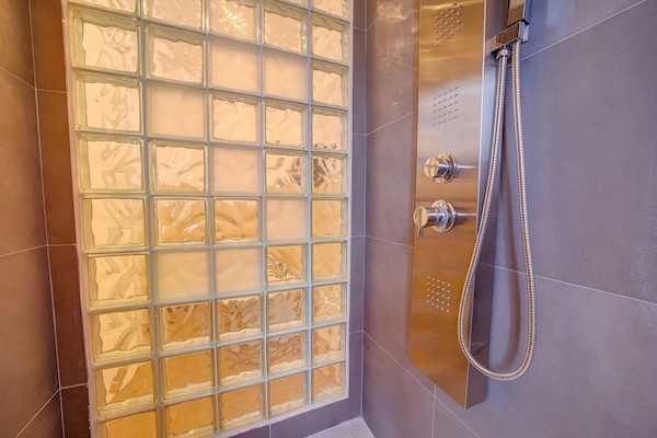 Shower, free toiletries, hair dryer, bidet