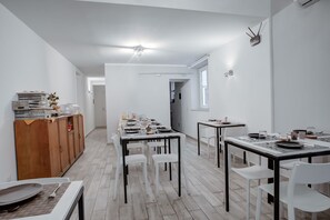 Se ofrece un desayuno bufé todos los días (por un coste adicional)