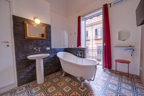 Ducha, artículos de higiene personal gratuitos, secador de pelo y bidé