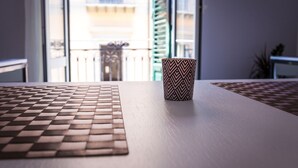 Une table avec un chemin de table à carreaux et une tasse à motifs.
