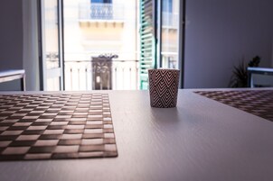 Un tavolo con una tovaglietta a scacchi e una tazza decorata.