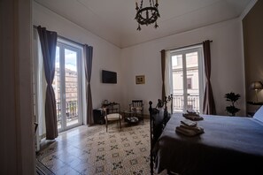 Minibar, desk, laptop workspace, blackout drapes - Liberty Suites (Palermo)