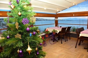 供应早餐、午餐和晚餐