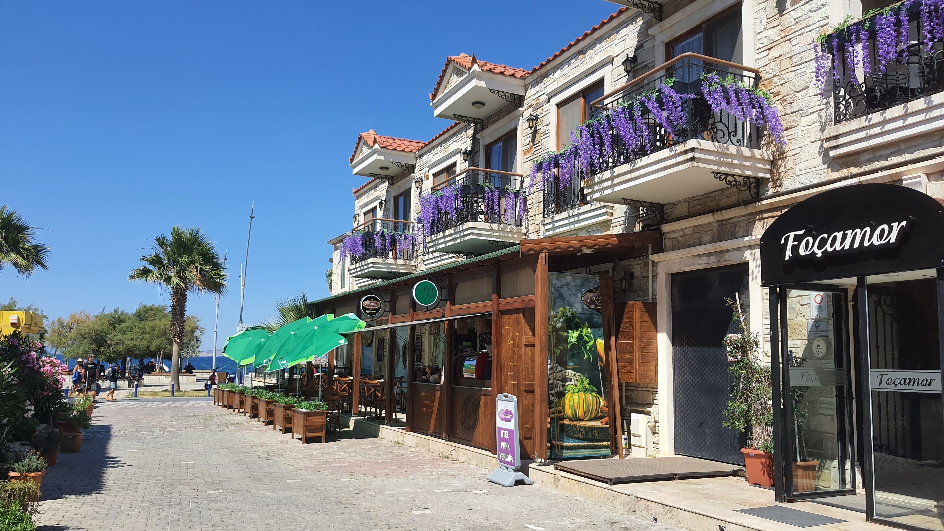luxury room, partial sea view with balcony | front of property