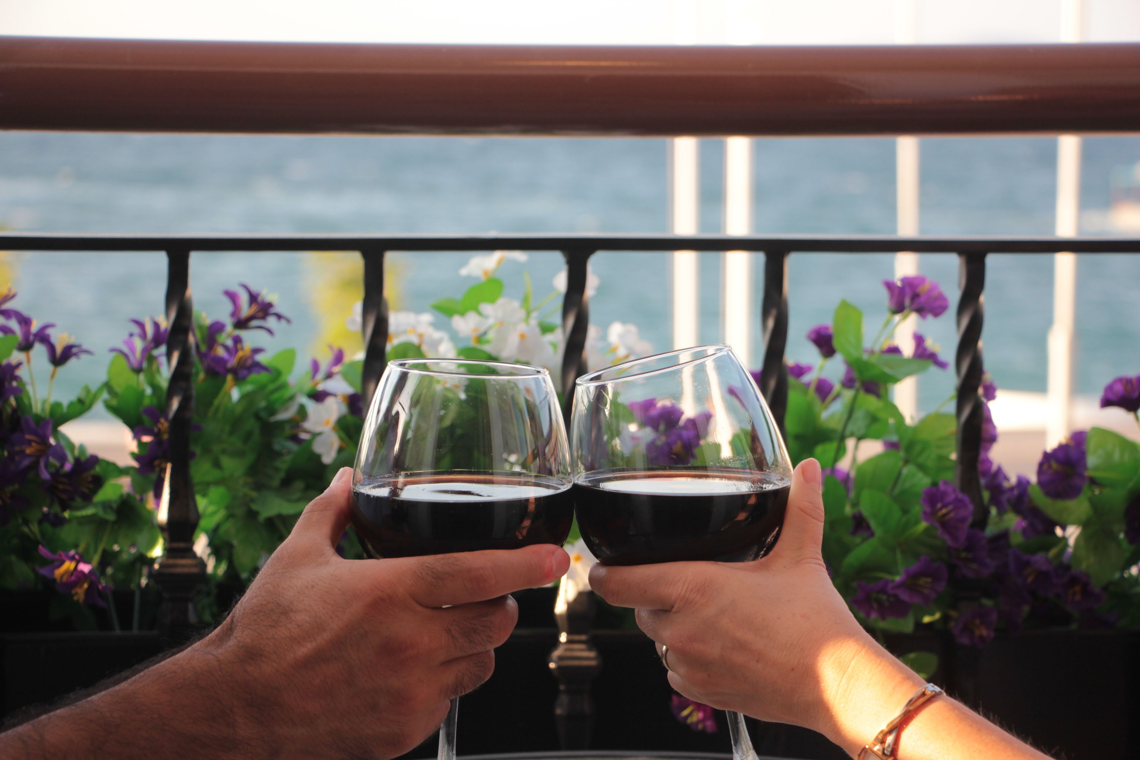 deluxe double room, jetted tub, sea view | minibar, in-room safe, soundproofing, free wifi