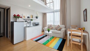 A modern apartment with a kitchen, living area, and dining space. - White Tree Residence (Jakarta)