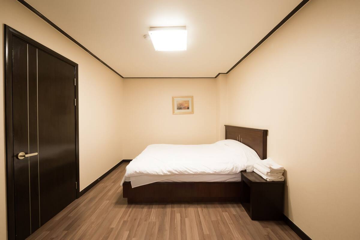 家庭房 (Main) | 遮光窗帘、免费 WiFi、床单