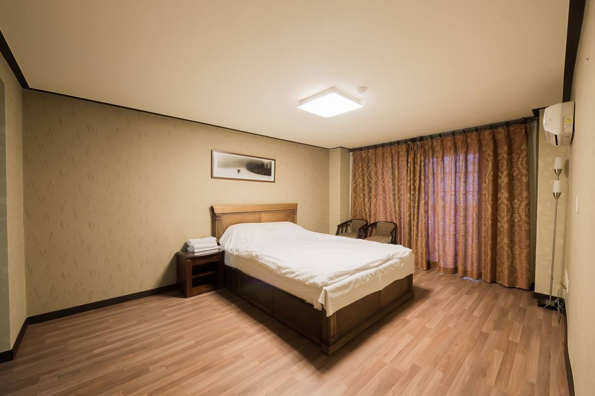 皇家套房 (Main) | 遮光窗帘、免费 WiFi、床单
