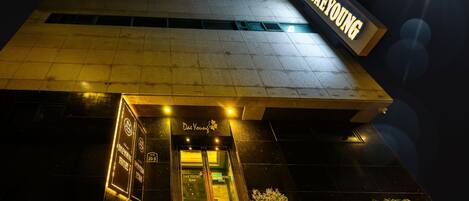 L’extérieur de l’hôtel DAE YOUNG se distingue par son enseigne lumineuse bien visible, sa façade moderne et son entrée bien éclairée.