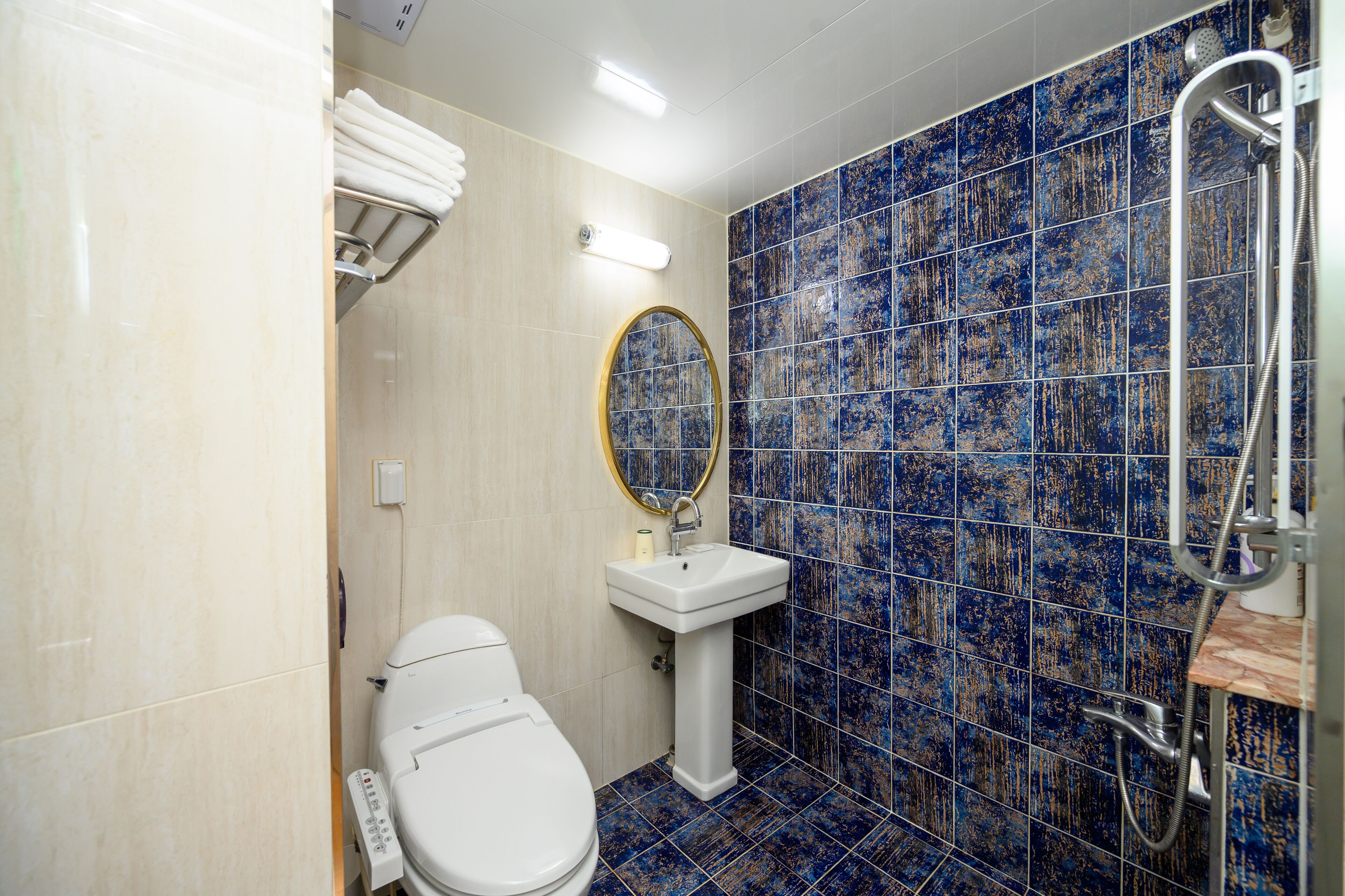 Un bagno con WC, lavandino e doccia.