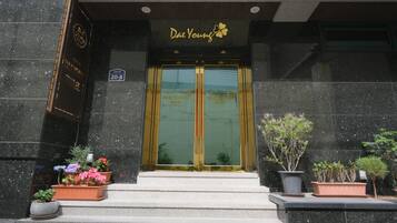 The entrance to the Dae Young Hotel with a sign indicating it is a 20-8 hotel.