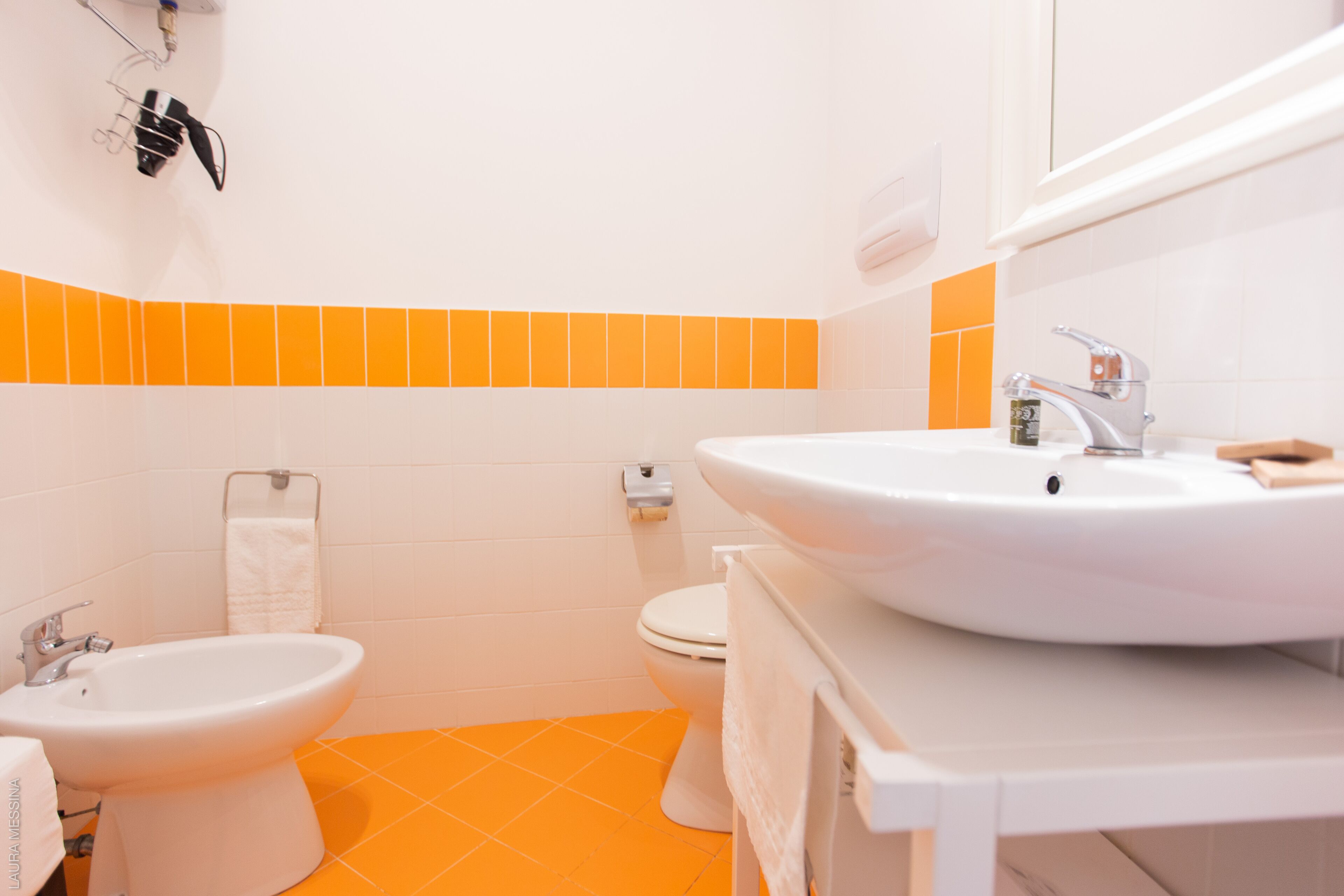 Ein Badezimmer mit Waschbecken, einem Bidet und einer Toilette.