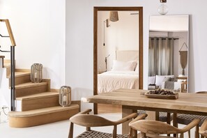 Lyxvilla - 5 sovrum - viss havsutsikt | Vardagsrum | 65-tums platt-tv med satellitkanaler, LCD-tv och eldstad