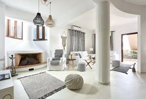 Lyxvilla - 5 sovrum - viss havsutsikt | Vardagsrum | 65-tums platt-tv med satellitkanaler, LCD-tv och eldstad