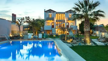 Kolam renang outdoor, dengan payung kolam renang dan kursi berjemur