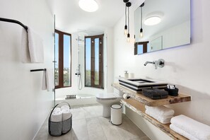 Luxury Villa, 5 Bedrooms, Partial Sea View | Bathroom | Separate bathtub and shower, jetted bath, free toiletries, hair dryer - Luxury Villa Margarita (Hersonissos)