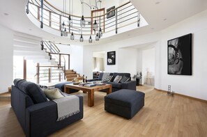 Lyxvilla - 5 sovrum - viss havsutsikt | Vardagsrum | 65-tums platt-tv med satellitkanaler, LCD-tv och eldstad