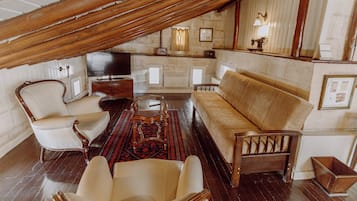 Comfort Room, Courtyard View | Minibar, in-room safe, iron/ironing board, free WiFi