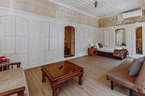 Minibar y caja de seguridad en la habitación 