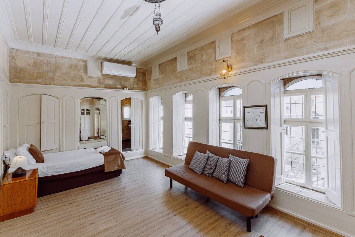 Comfort Duplex room | Minibar, safe på rommet, strykejern/-brett og wi-fi (inkludert)